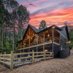 Flutter Bs’ Landing-Hot tub-fire pit-fence-dogs