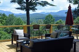 Big Pine - Mountain view, pet friendly, hot tub