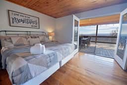Blue Sky Dreams - Stunning view and outdoor space!