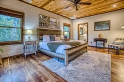 Flowing Grace - hot tub, creek, close to downtown