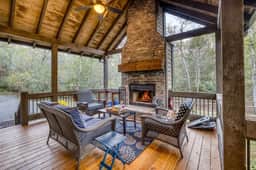 Flowing Grace - hot tub, creek, close to downtown
