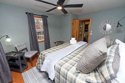 Hayden’s Hideaway - View, hot tub, game room, fun!