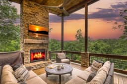 Mountain Dream’n- modern, dog friendly, hot tub