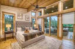 Mountain Dream’n- modern, dog friendly, hot tub