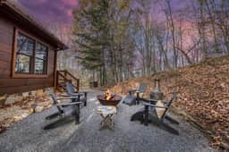 Nature's Whisper- View, hot tub, fire pit, private