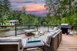 Off the Hook - Riverfront, hot tub, fire pit, pets