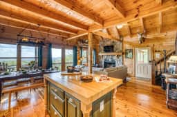 The Nest - Sunset views, hot tub, pets, fire pit