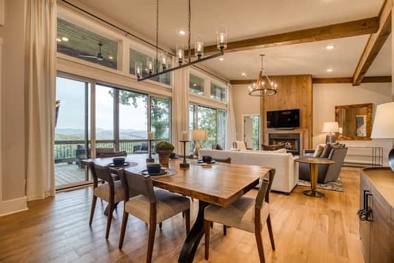 Berry Refined - Luxury, views, hot tub, spacious