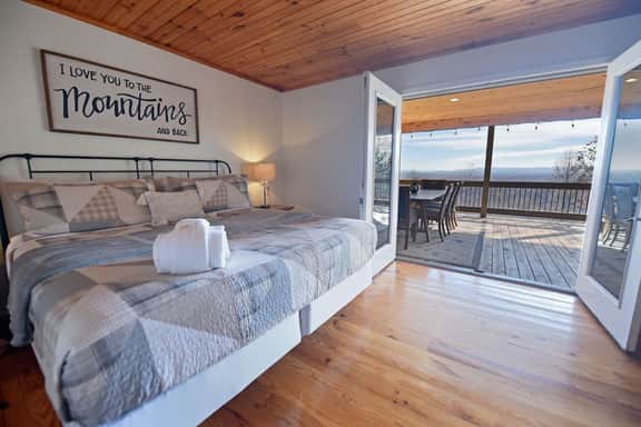 Blue Sky Dreams - Stunning view and outdoor space!