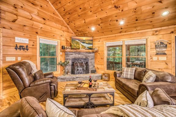 Cozy Bear Retreat - Game room, private, fire pit