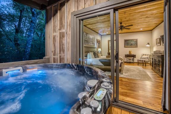 Flowing Grace - hot tub, creek, close to downtown