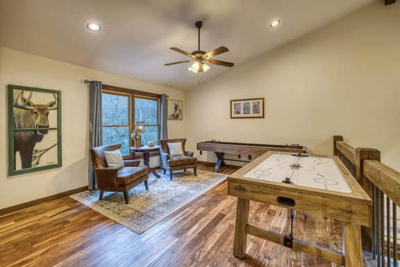 Flowing Grace - hot tub, creek, close to downtown