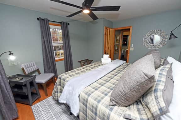 Hayden’s Hideaway - View, hot tub, game room, fun!
