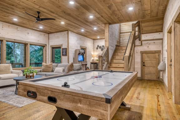 Mountain Dream’n- modern, dog friendly, hot tub