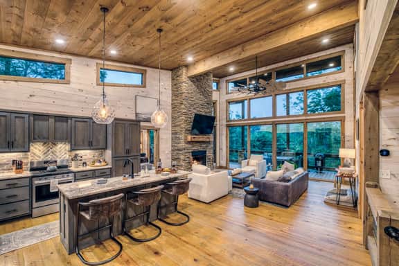 Mountain Dream’n- modern, dog friendly, hot tub