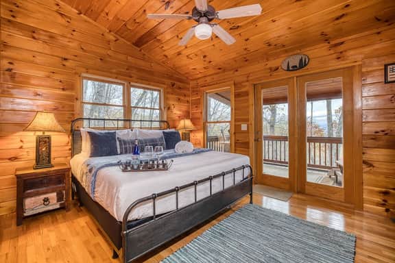 Nature's Whisper- View, hot tub, fire pit, private