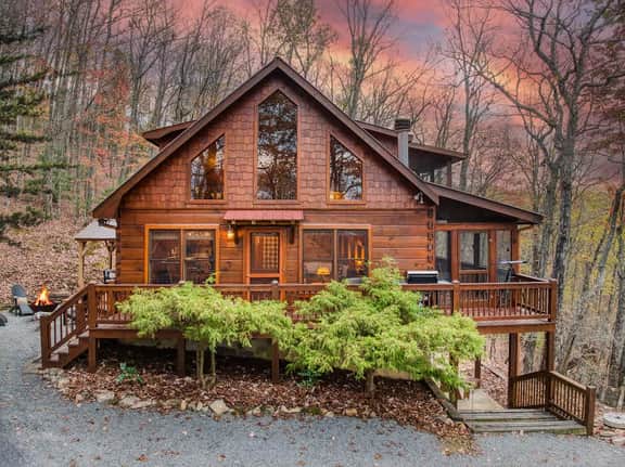 Nature's Whisper- View, hot tub, fire pit, private