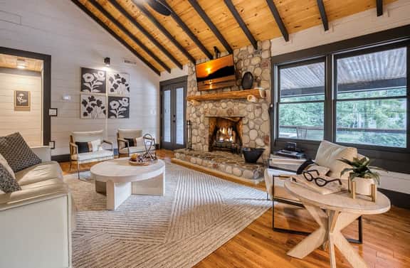 Off the Hook - Riverfront, hot tub, fire pit, pets