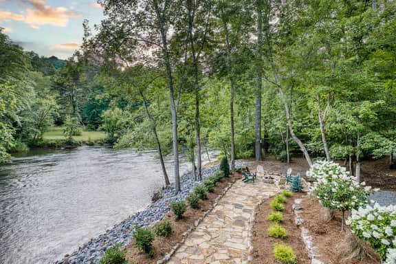 Off the Hook - Riverfront, hot tub, fire pit, pets