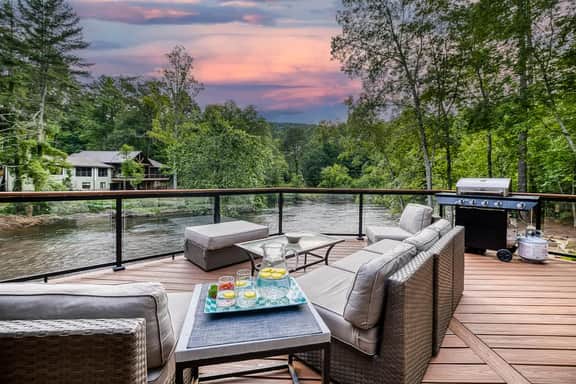 Off the Hook - Riverfront, hot tub, fire pit, pets