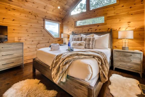 Reset Ridge - Mountain view, hot tub, fire pit