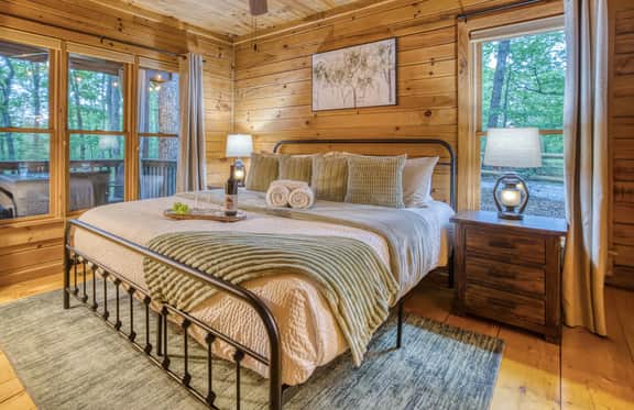 Rustic Nest - Quaint, cozy, dog friendly, hot tub