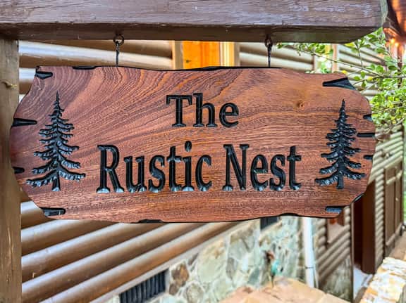 Rustic Nest - Quaint, cozy, dog friendly, hot tub