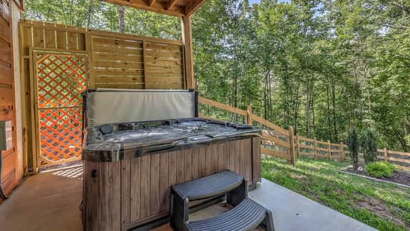 Take a Paws - close to downtown, fenced yard, pets