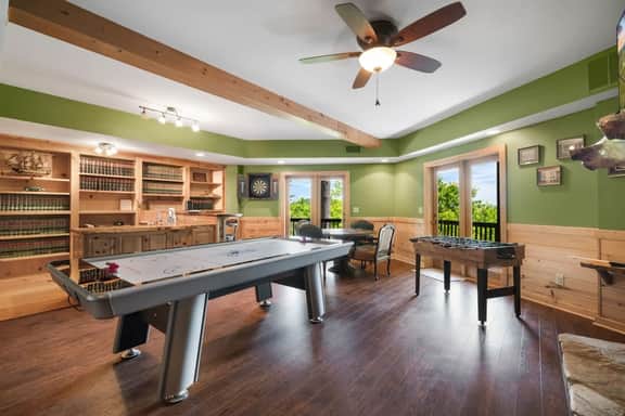 Tranquil Ridge- View, pet friendly, hot tub, sauna