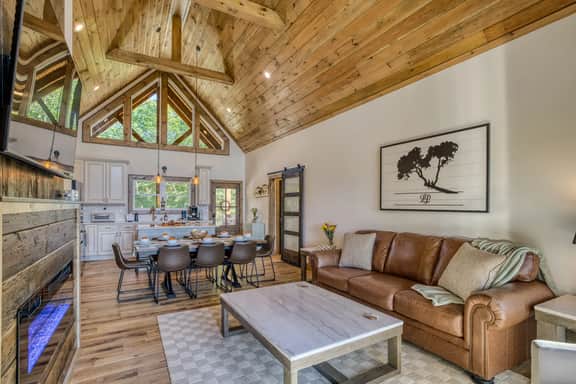 Roman’s Ridge - View, sauna, hot tub, game rooms