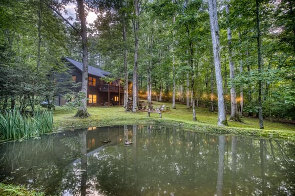 Cozy Bear Retreat - Game room, private, fire pit
