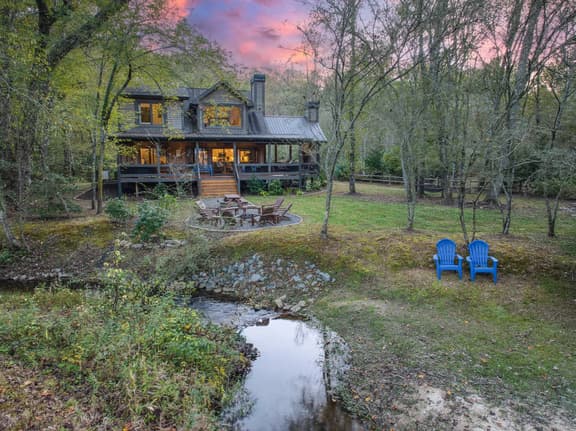 Flowing Grace - hot tub, creek, close to downtown