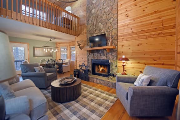 Hayden’s Hideaway - View, hot tub, game room, fun!
