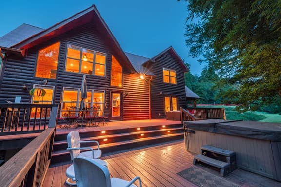 Nottely and Nice-Riverfront,dog friendly,hot tub