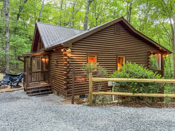 Rustic Nest - Quaint, cozy, dog friendly, hot tub