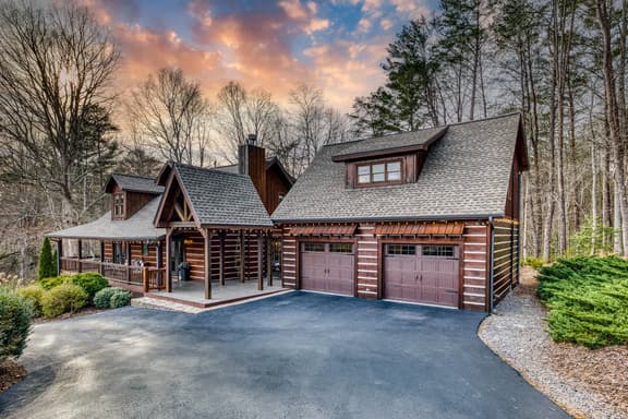 Timber Breeze - game room, hot tub, pets, firepit