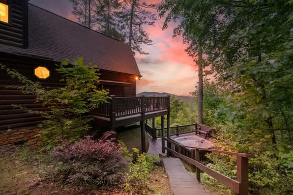 Tranquil Ridge- View, pet friendly, hot tub, sauna